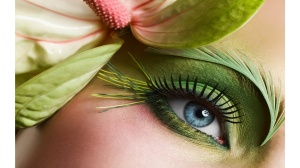 beautfil-blue-eyes-green-makeup-2048x1152